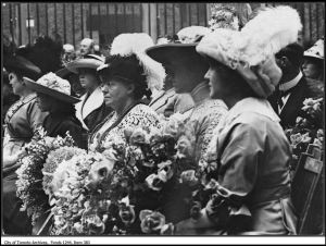 Spectators at Ontario Jockey Club 1908