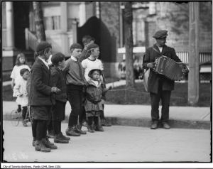 Concertina player on Major street 1912